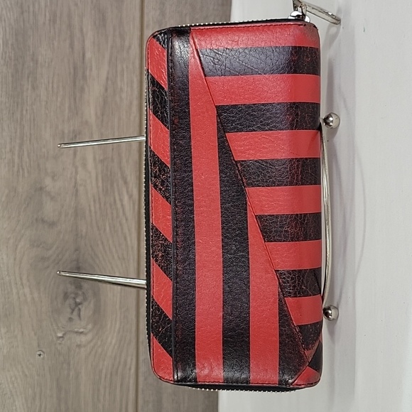 Marc by Marc Jacobs Red Black Leather Zip Around Wallet - Picture 5 of 12